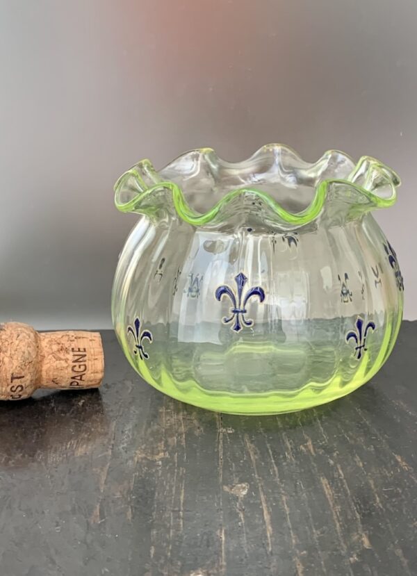 Historique vase Daum Nancy à l'ouraline au décor de lys  Ref DN855