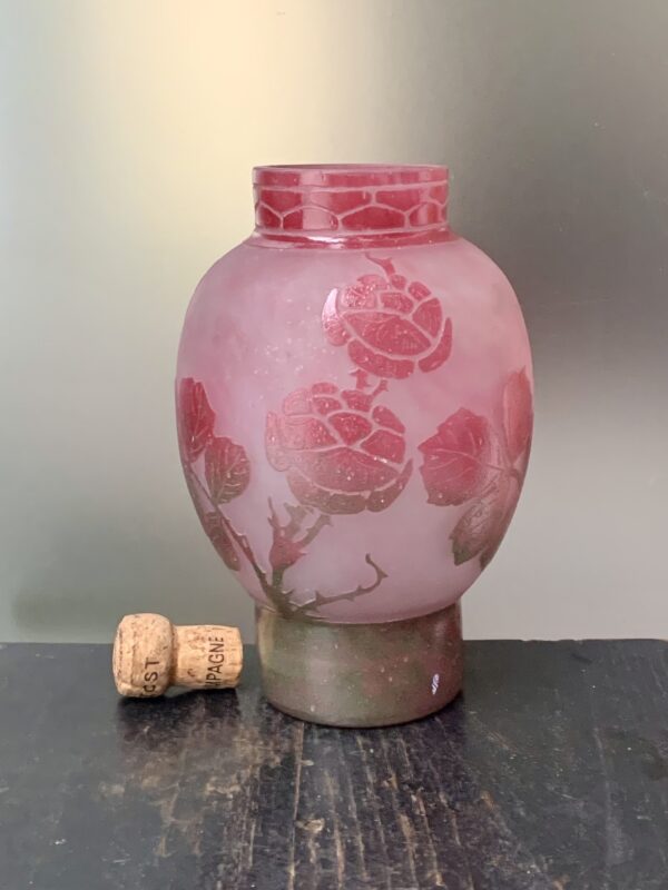 Historique vase Le Verre Français "Roses Sauvages" Ref LVF314