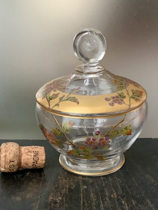 Belle bonbonnière Baccarat aux Églantines en cristal émaillé Ref BAC303