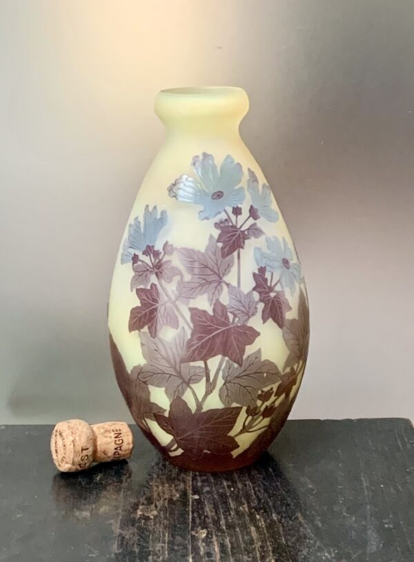 Superbe et lumineux vase Gallé aux Fleurs Bleues Ref GAL305