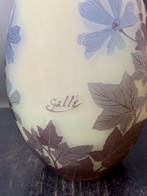 Superbe et lumineux vase Gallé aux Fleurs Bleues Ref GAL305 – Image 2