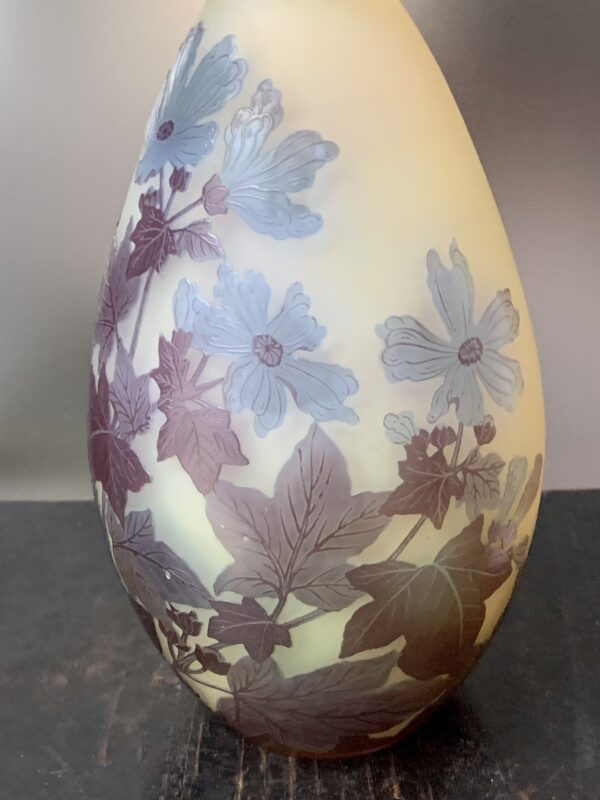 Superbe et lumineux vase Gallé aux Fleurs Bleues Ref GAL305 – Image 3