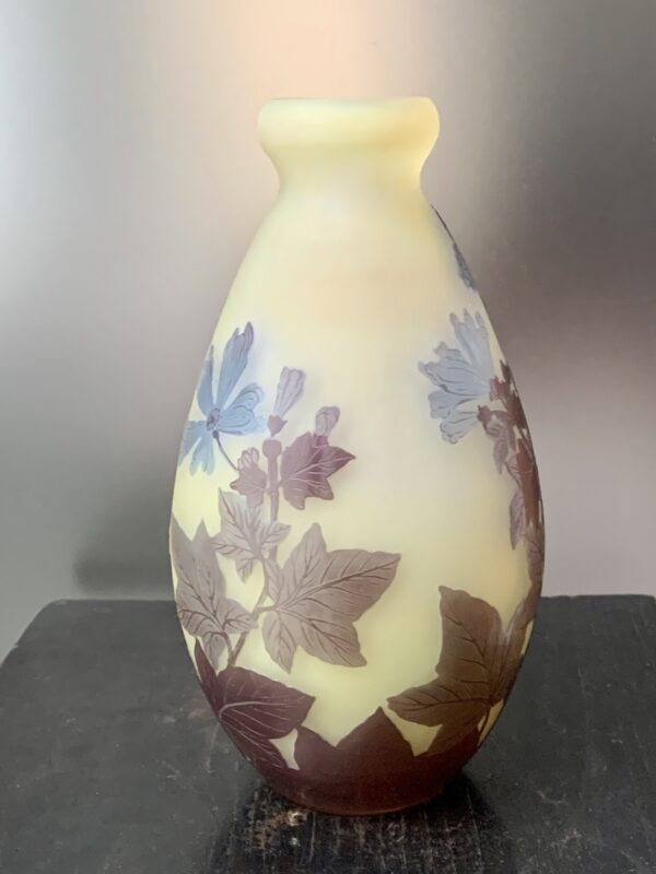 Superbe et lumineux vase Gallé aux Fleurs Bleues Ref GAL305 – Image 5