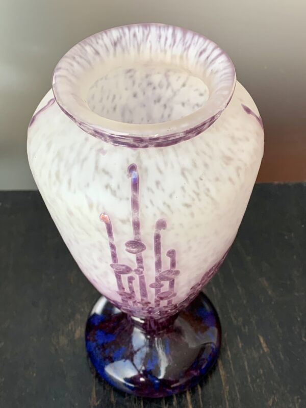 Très beau vase géométrique Le Verre Français "Roses Trémières" Ref LVF344 – Image 4