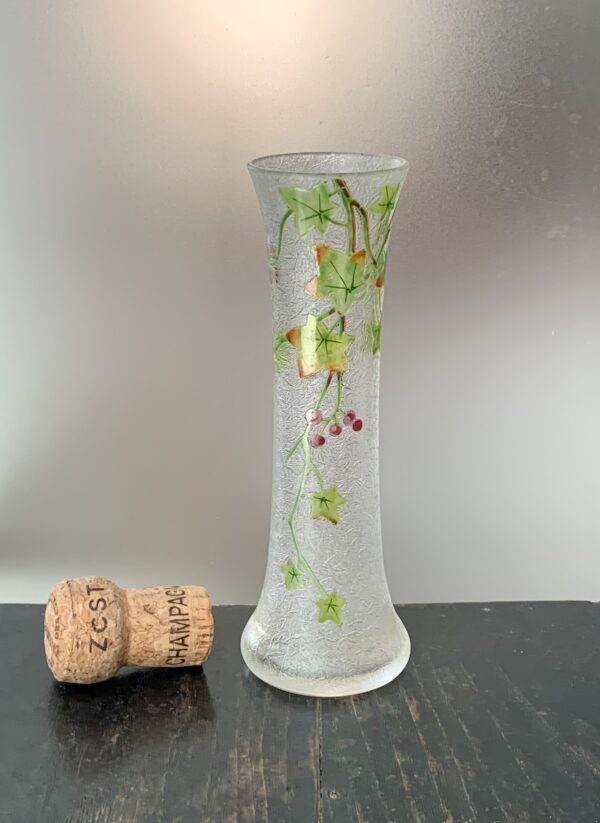 Superbe vase Baccarat japonisant aux baies de lierre sur fond moiré Ref BAC352