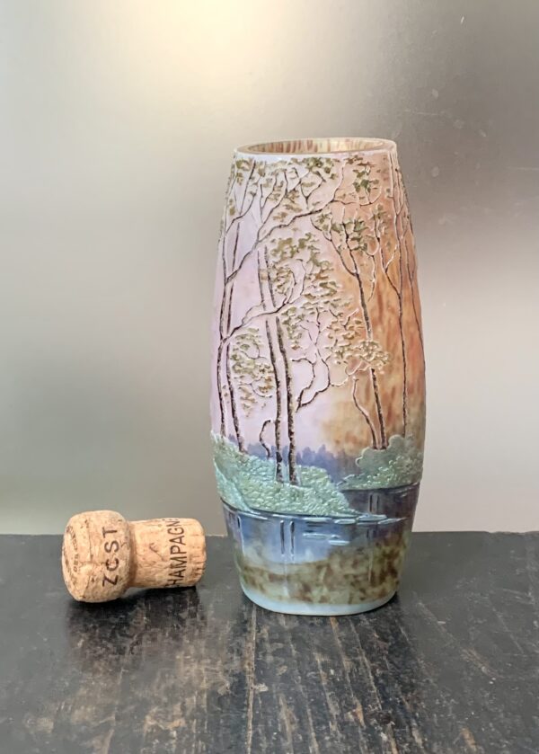 Superbe vase Legras en série "camée" au décor d'Ile Arborée Ref L323