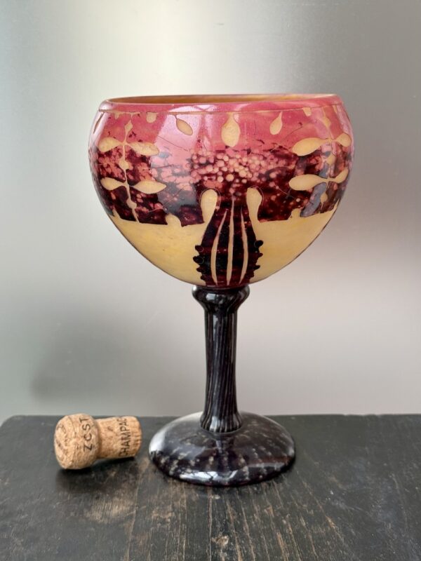 Très élégante coupe Le Verre Français sur Jambe Vénitienne décor Amarantes Ref LVF379