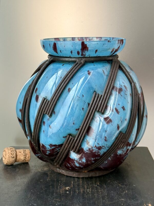 Puissant vase bleu "ferronné" par Majorelle et la Verrerie Daum de Croismare Ref LOR381
