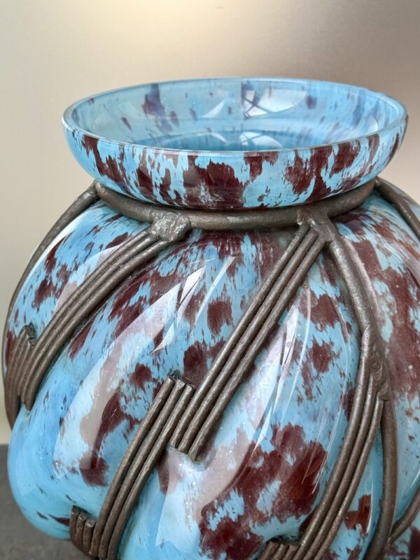 Puissant vase bleu "ferronné" par Majorelle et la Verrerie Daum de Croismare Ref LOR381 – Image 2