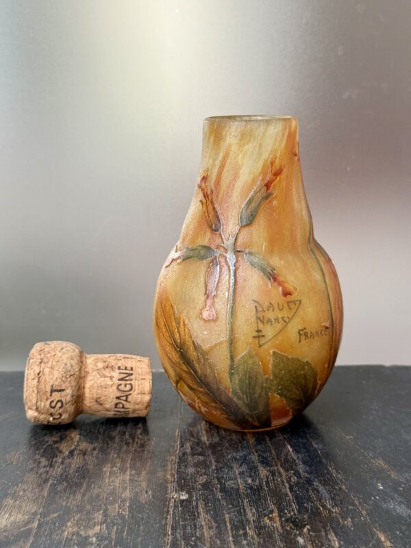 Splendide vase Daum Nancy au chaleureux décor de Primevères Ref DN380