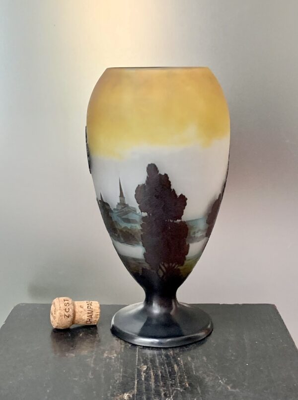 Rare grand vase calice de Gallé au décor de "Paysage au village bleu" Ref GAL368