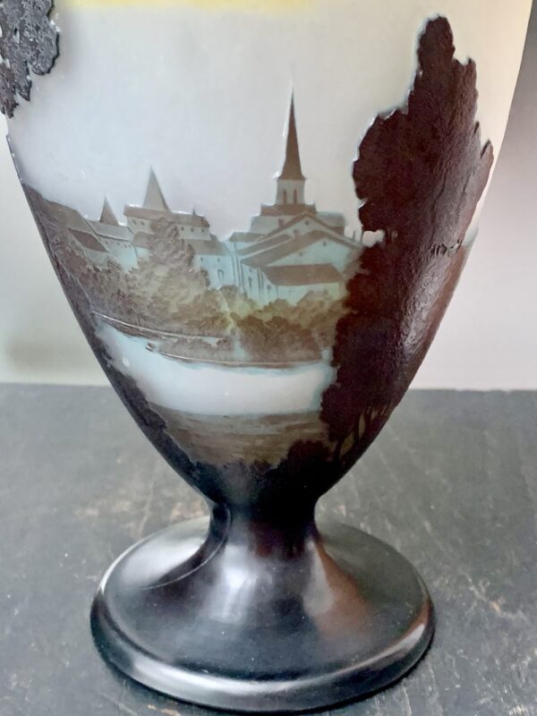 Rare grand vase calice de Gallé au décor de "Paysage au village bleu" Ref GAL368 – Image 3