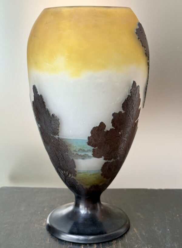 Rare grand vase calice de Gallé au décor de "Paysage au village bleu" Ref GAL368 – Image 5