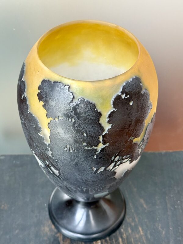 Rare grand vase calice de Gallé au décor de "Paysage au village bleu" Ref GAL368 – Image 4