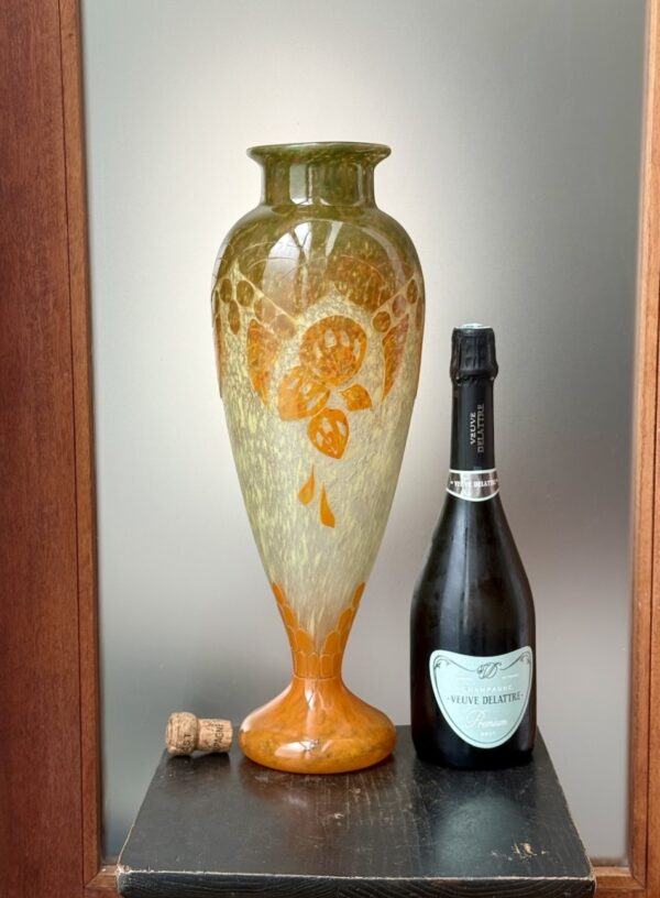 Majestueux grand vase Le Verre Français modèle Coqueret Ref LVF417