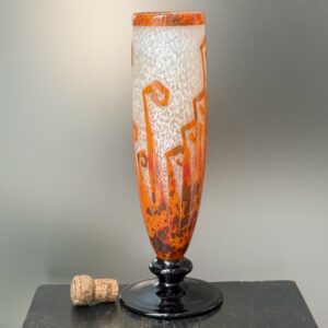 Puissant vase Charder Le Verre Français série Fougères sur pied violet soudé Ref LVF437