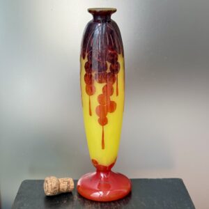Elégant vase élancé Le Verre Français série Groseilles Ref LVF431