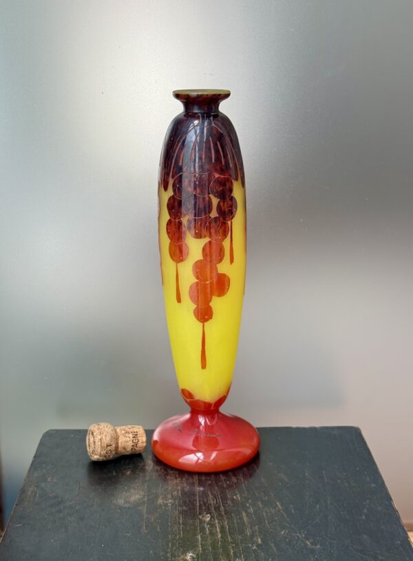 Elégant vase élancé Le Verre Français série Groseilles Ref LVF431