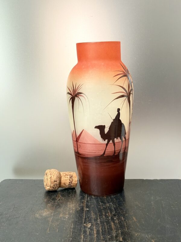 Beau vase orientaliste aux Pyramides, Dromadaire et Palmiers Ref ORI436